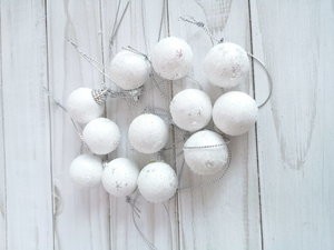 Новогодние игрушки "Шар с блестками" 25мм цвет белый, 1 шт фото 1 — волшебные-ручки.рф
